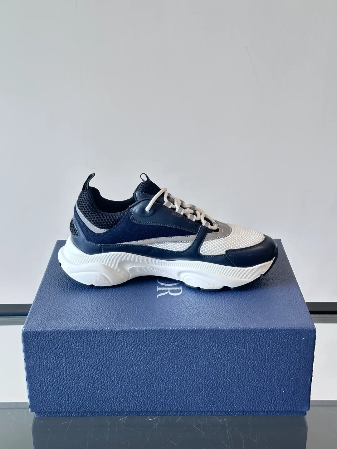 Factory price: 480💰 ◾️▫️Dior D®️ x 🆕 (high version) B22 men's jogging fashion sneakers, this single product draws inspiration from retro jogging shoes. It adopts a thick low-top design, with an upper made of black cow leather and mesh fabric, and a black and white engraved rubber sole. Black mesh fabric tongue and heel counters complement black laces, with an embossed "Di~r" logo embellishment on the side. These sneakers can be mixed and matched with a classic suit for a sporty chic look! Size: 39-45 (38, 46, 47 can be customized)